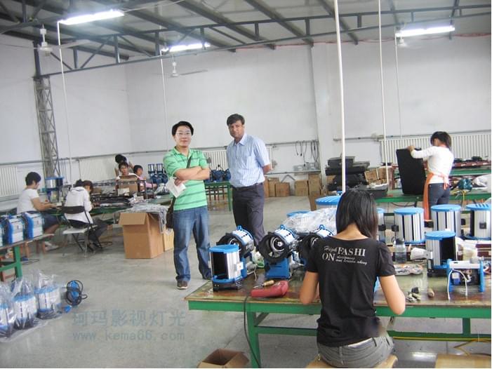 钨丝灯组装车间专家和员工进行沟通交流与技术指导