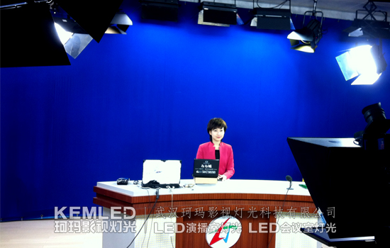 罗田县电视台新闻演播室灯光实景图 罗田县电视台新闻演播室灯光实景图