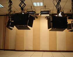 湖北经济学院64平米校园电视台演播室灯光