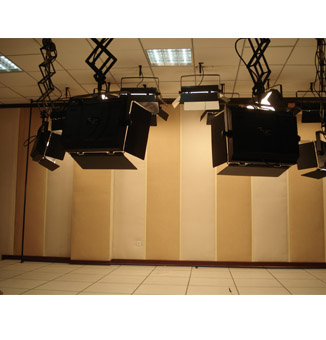 湖北经济学院64平米校园电视台演播室灯光