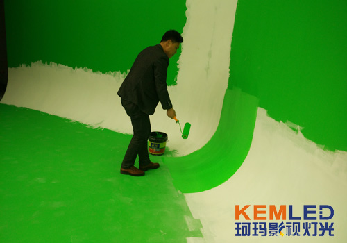KEMLED珂玛陈工正在为湖南师范大学校园电视台刷漆中（二）