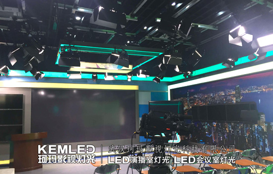 华中师范大学多景区新闻演播室灯光实景图