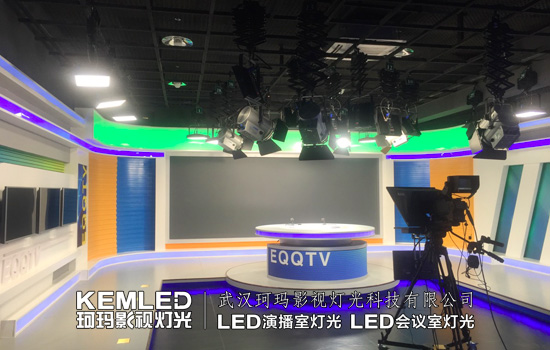 鄂尔多斯前旗广播电视台多景区新闻演播室灯光实景图