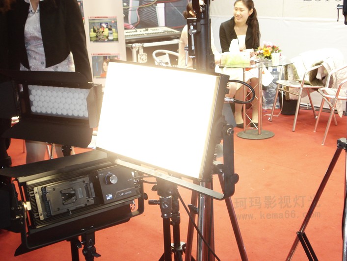 携多款LED平板影视灯参加2011年3月北京CCBN